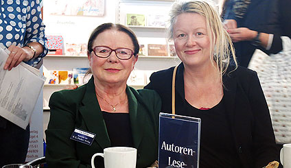 Ute Schülke mit Tochter Godula liest auf der Frankfurter Buchmesse